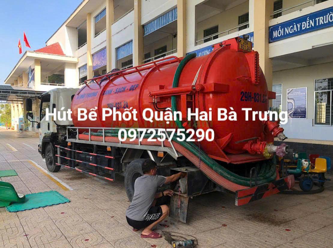 Xe hút bể phốt đang làm việc tại quận Hai Bà Trưng