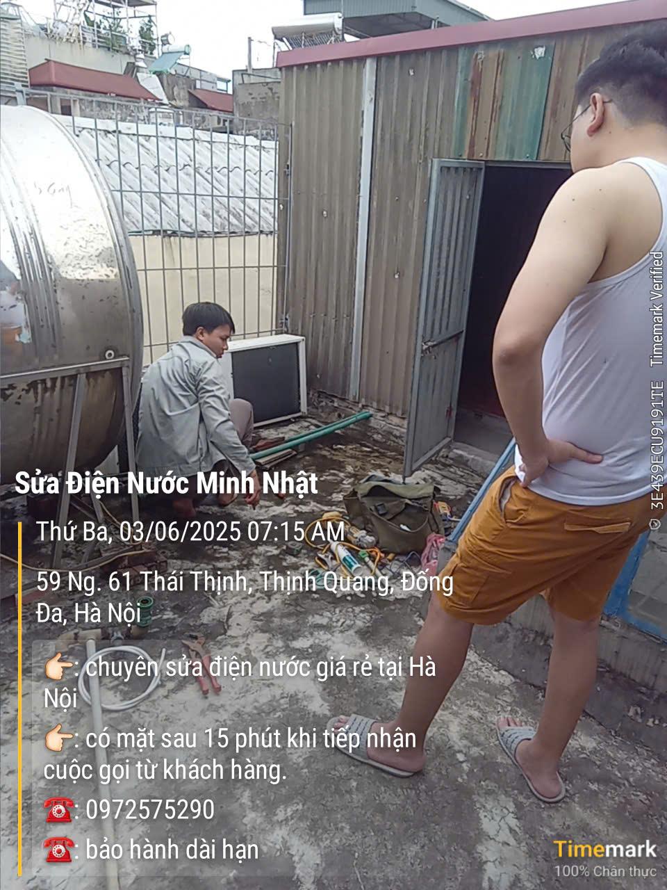 Thợ sửa ống nước dưới sự giám sát bác chủ nhà