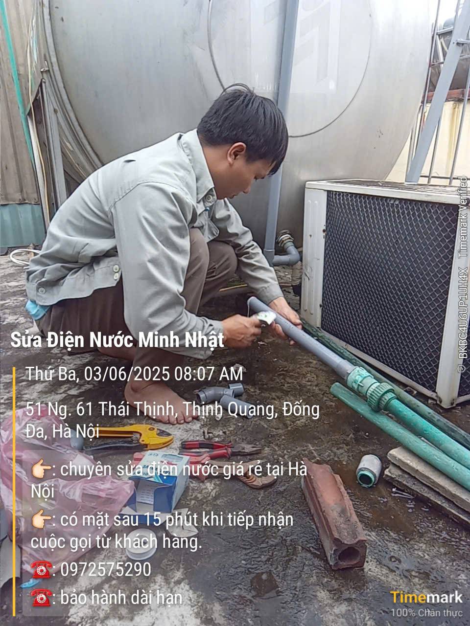Thợ hàn lại ống nước tại khu tập thể thành công