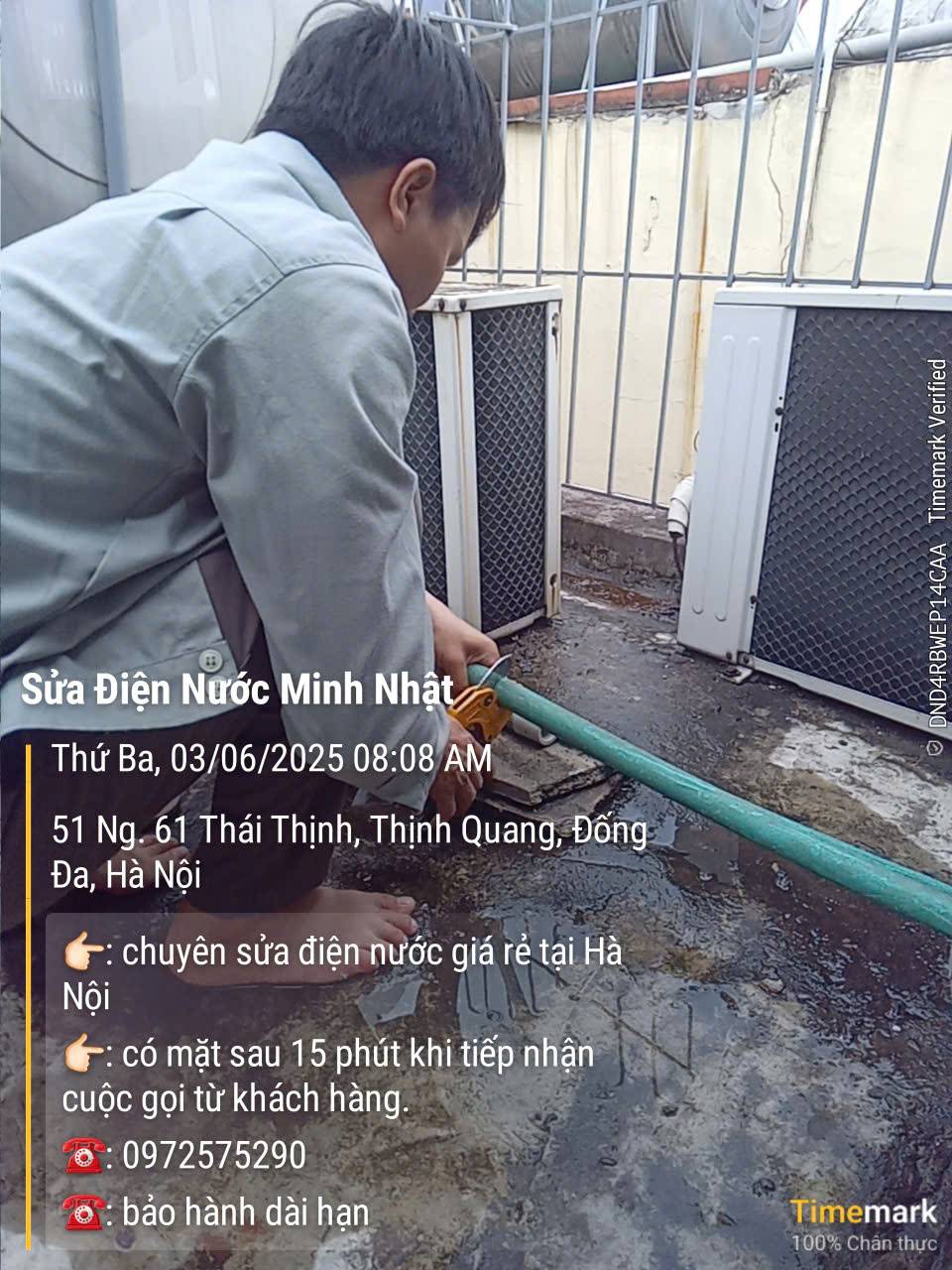 Sửa ống nước trên mái nhà bị vỡ tại quận Đống Đa