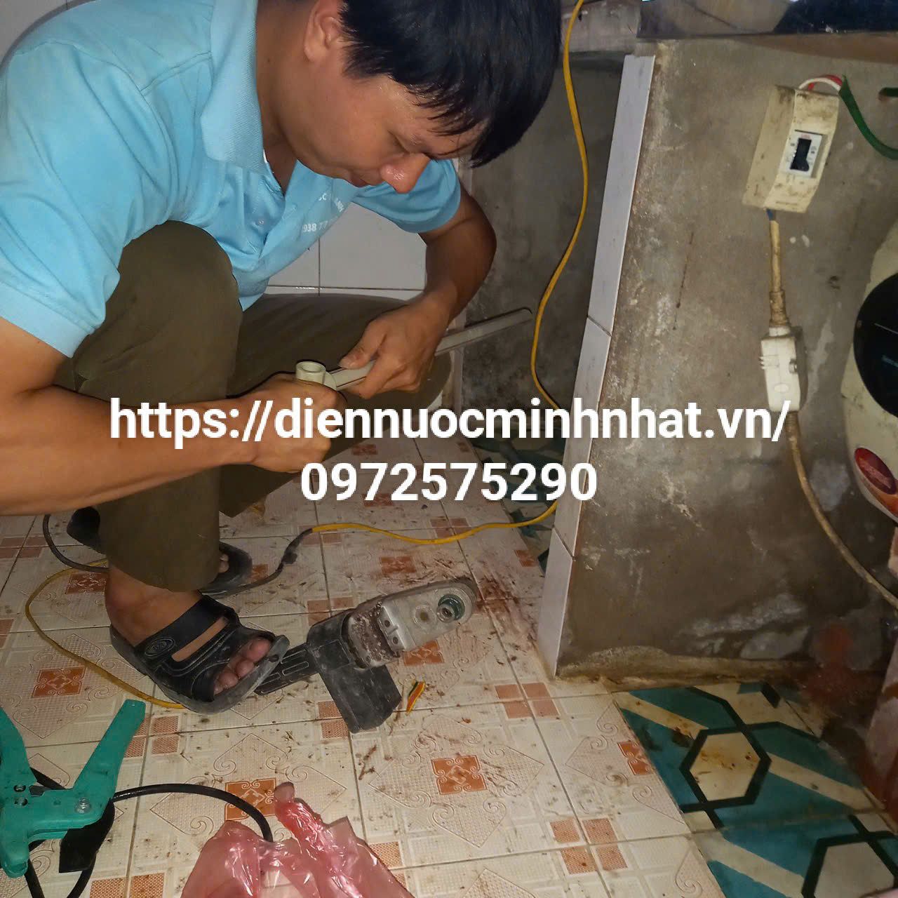 Thợ điện nước tại phố Vọng