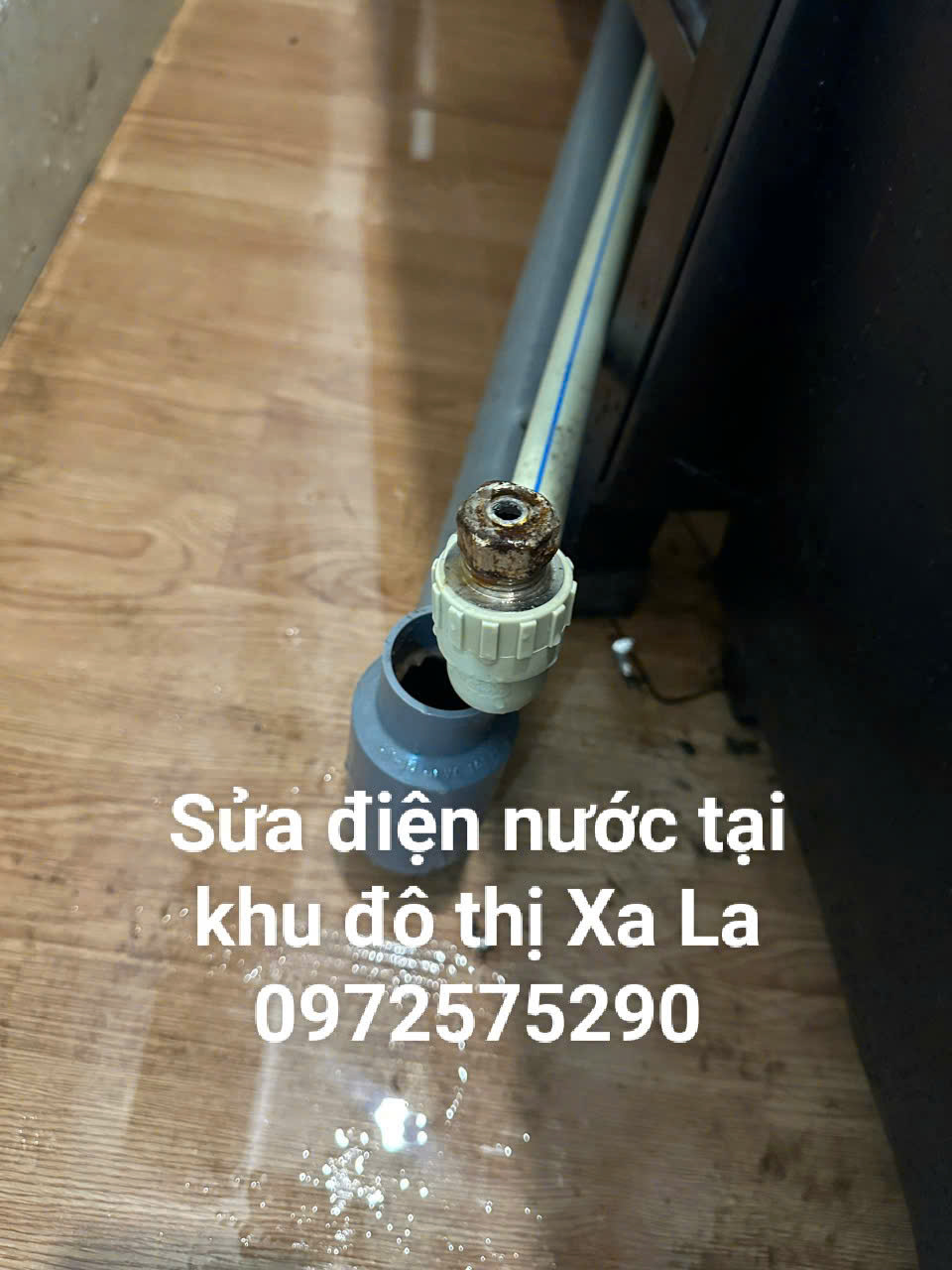 Sửa ống nước bị bật, bung ra tại khu đô thị Xa La
