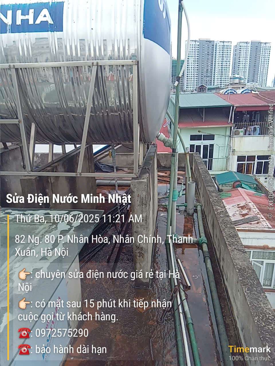 Sửa chữa đường ống cấp nước trên mái nhà bị rò rỉ