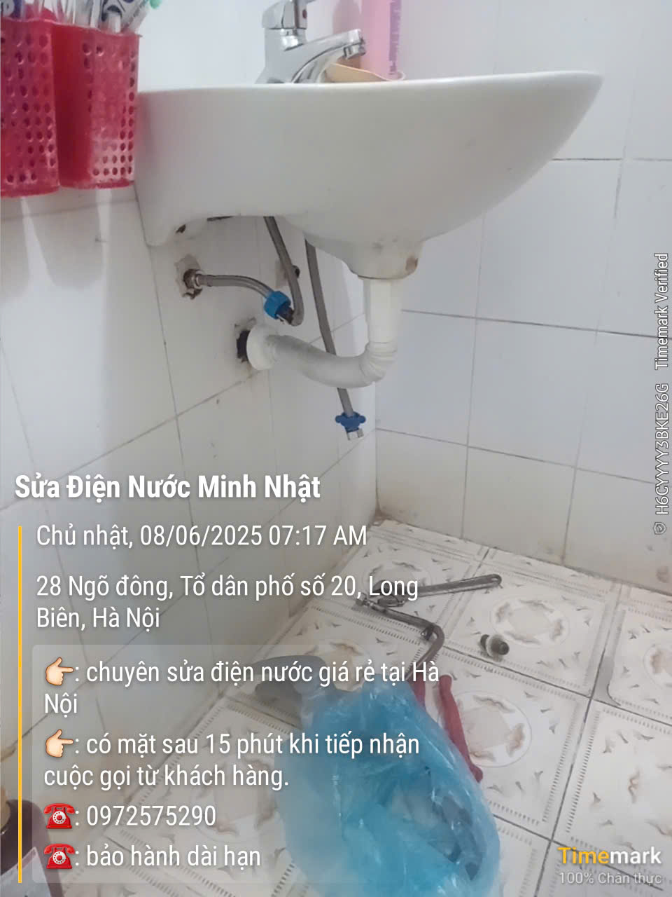 Thợ sửa ống nước bị bục vỡ rò rỉ nước