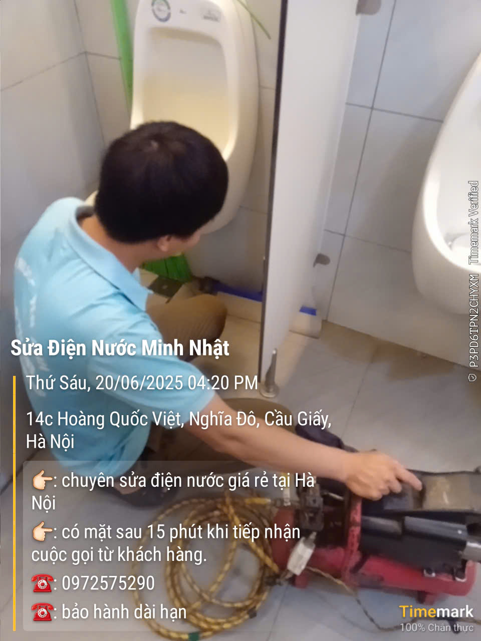 Thợ xử lý tắc nghẽn bồn tiểu nam bằng máy chuyên dụng