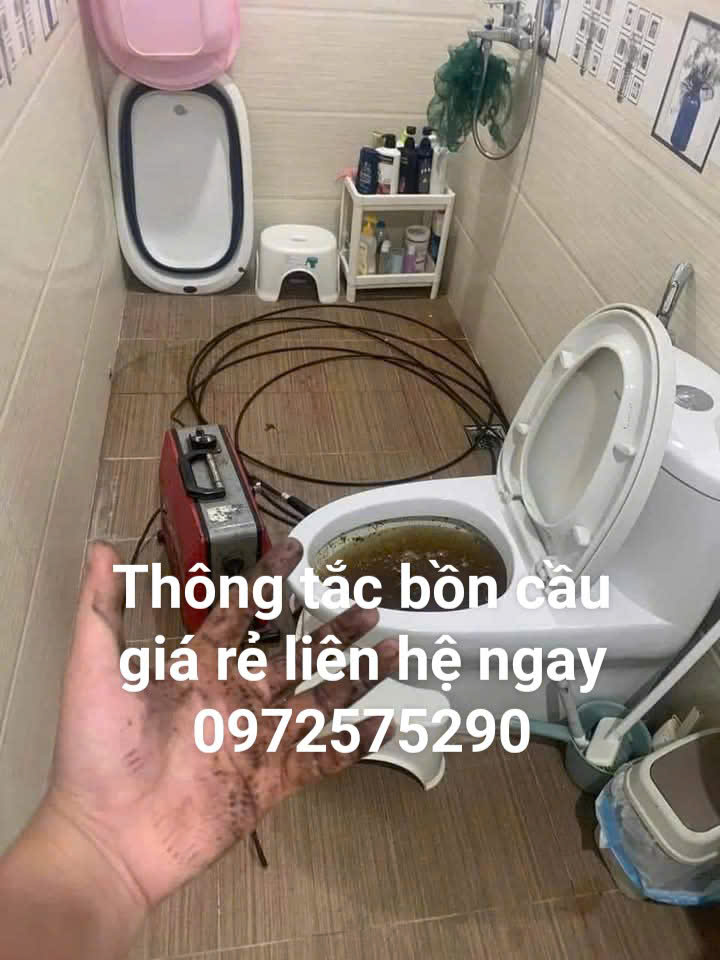 Thông bồn cầu bị tắc bằng máy lò xo chuyên dụng