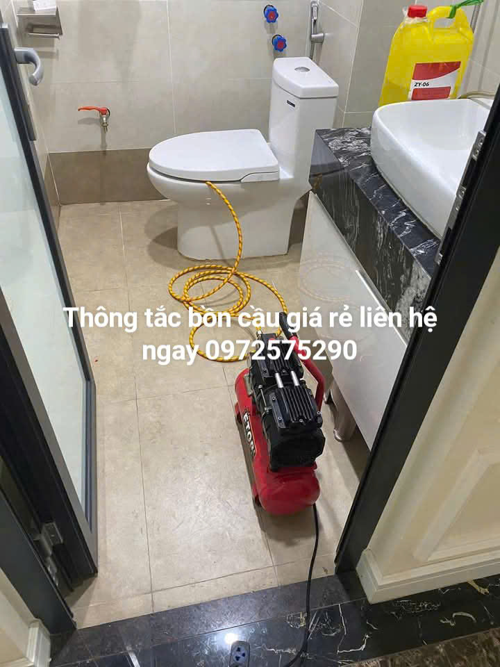Xử lý tắc nghẽn bồn cầu bằng máy hơi
