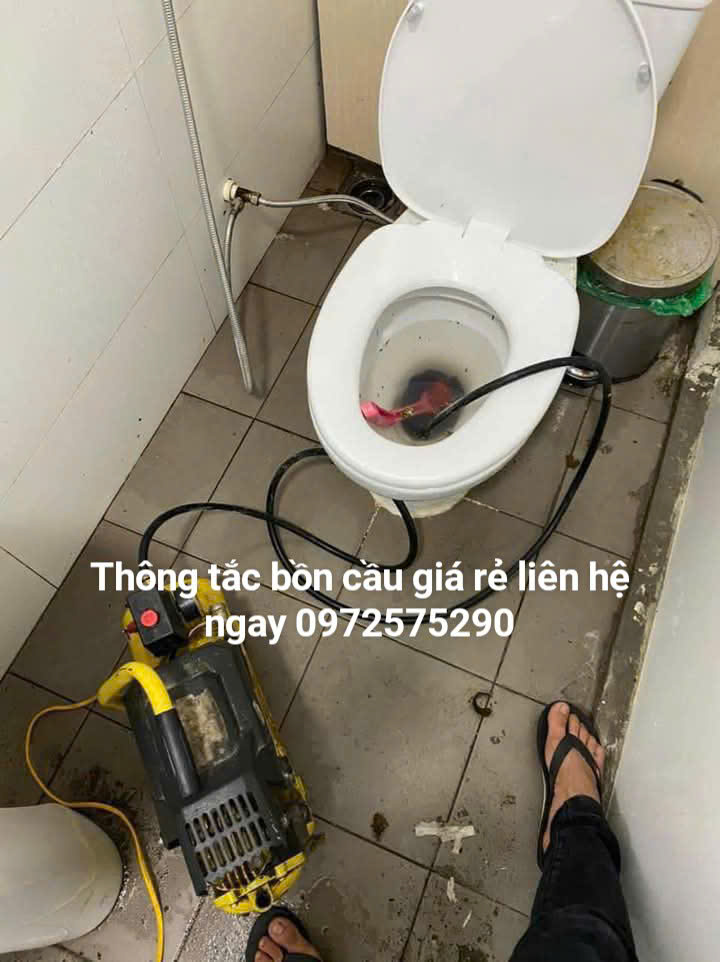 Thợ thông tắc bồn cầu bằng máy hơi chuyên dụng