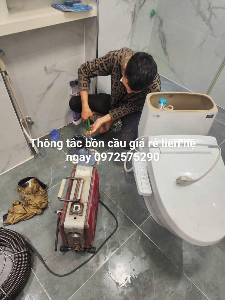 Xử lý tắc nghẽn bồn cầu tại quận Hoàng Mai