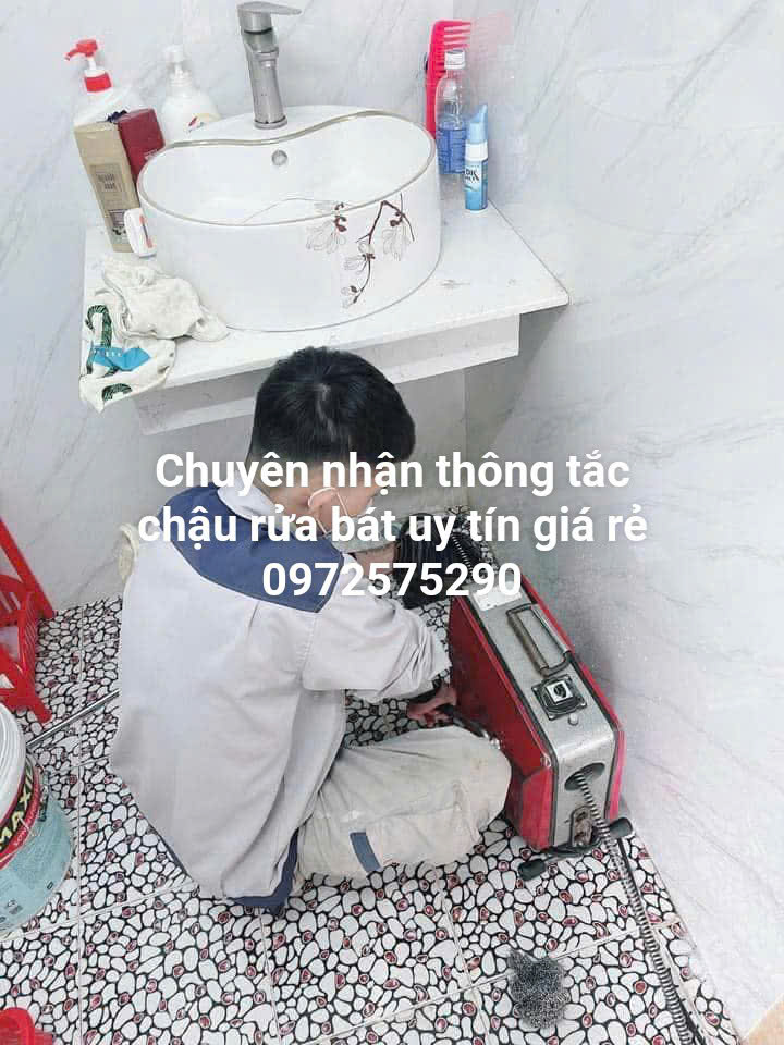 Thợ thông tắc chậu bằng máy lò xo chuyên dụng