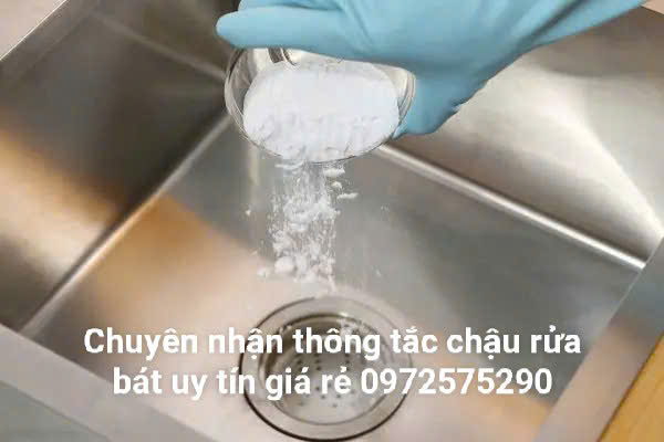 Thông tắc chậu rửa bát bằng hóa chất chuyên dụng