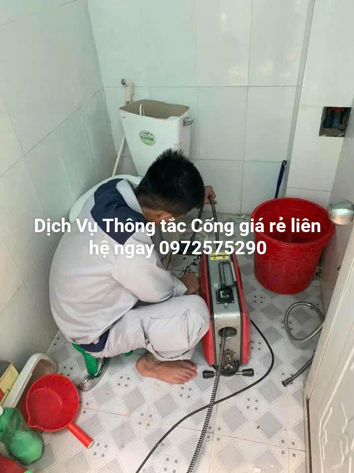 Thợ đang thông tắc vệ sinh tại khu đô thị Ciputra