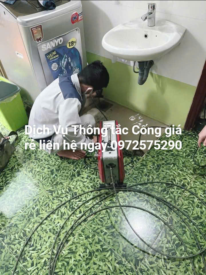 Thợ dùng máy lò xo thông tắc cống tại khu đô thị Ciputra