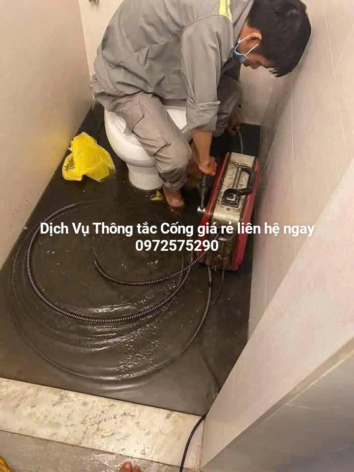 Thợ dùng máy lò xo thông tắc cống tại Khu đô thị Đặng Xá