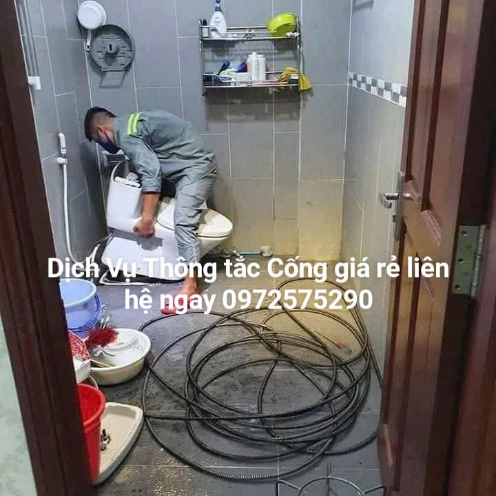 Thơ xử lý bồn cầu bị tắc tại khu đô thị Đền Lừ