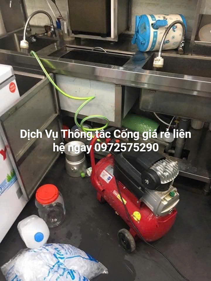 Thợ thông cống tại khu đô thị Định Công
