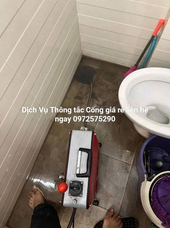 Thợ thông cống trong khu đô thị Linh Đàm
