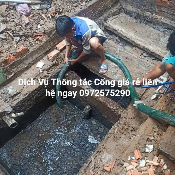 Thợ đang nạo vét thông cống tại vinhomes reverside giá rẻ