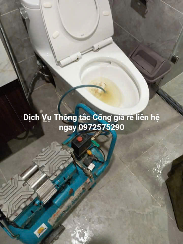 Thợ thông cống trong khu đô thị Sài Đồng