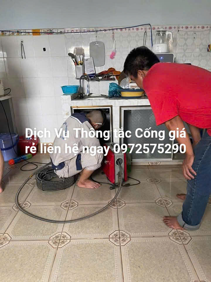 Thợ dùng máy lò xo thông tắc chậu rửa bát tại Times City