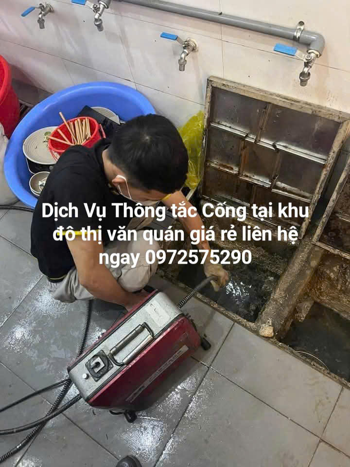 Thông cống bị tắc tại khu đô thị Văn Quán