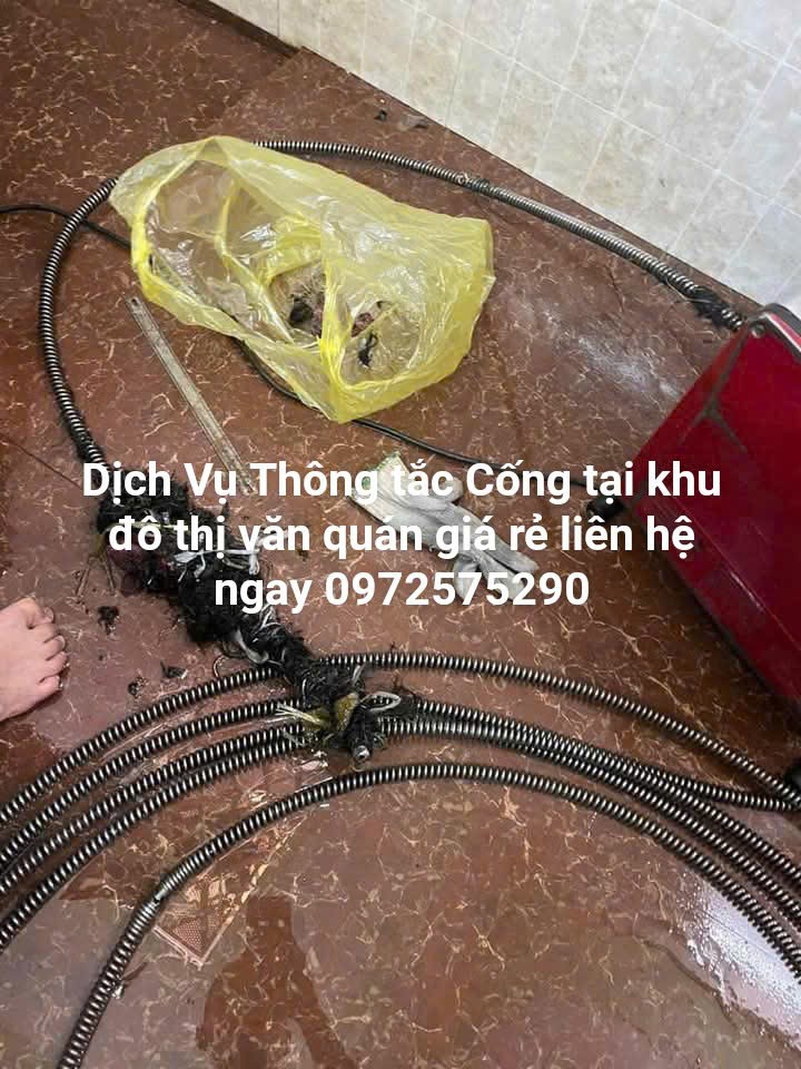 Thợ sử dụng máy thông tắc lò xo thông cống tại Văn Quán