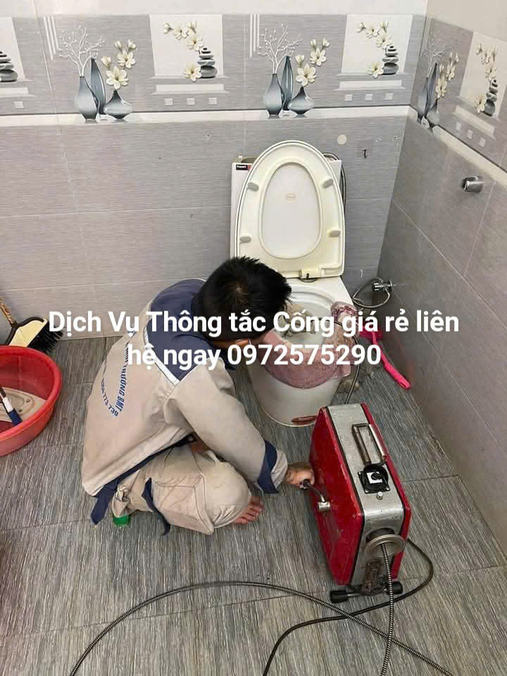 Thông cống bị tắc tại khu đô thị Việt Hưng