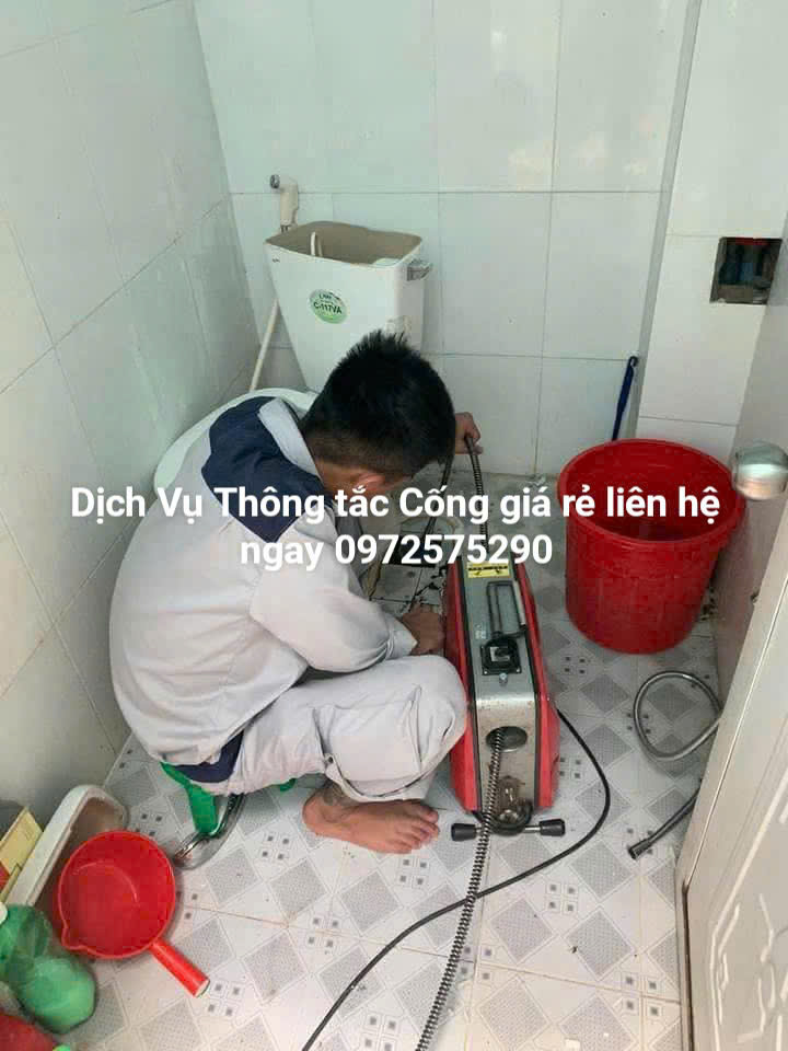Thợ sửa cống thoát nước tại khu đô thị Việt Hưng