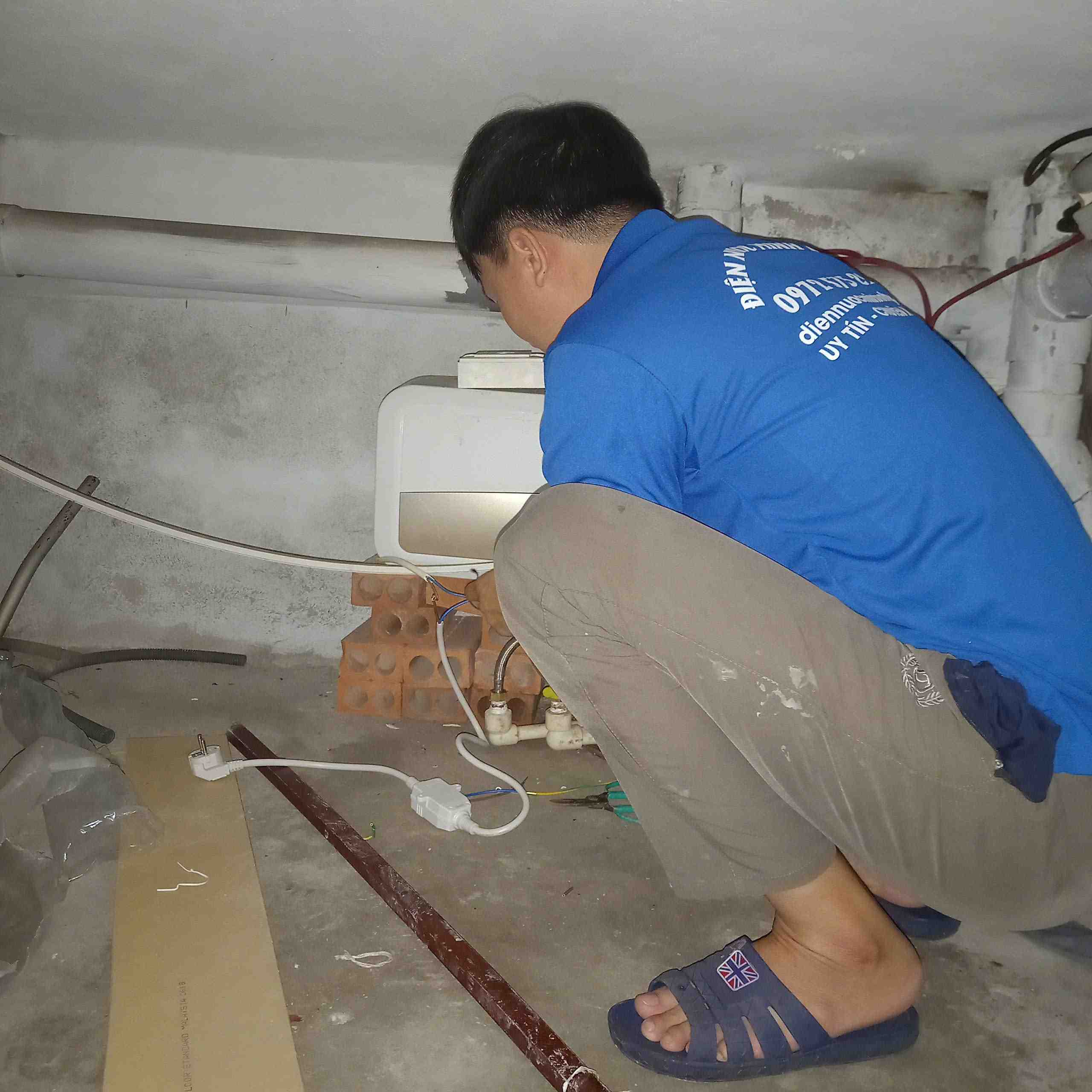 Thợ sửa chữa bình nóng lạnh tại Hà Nội