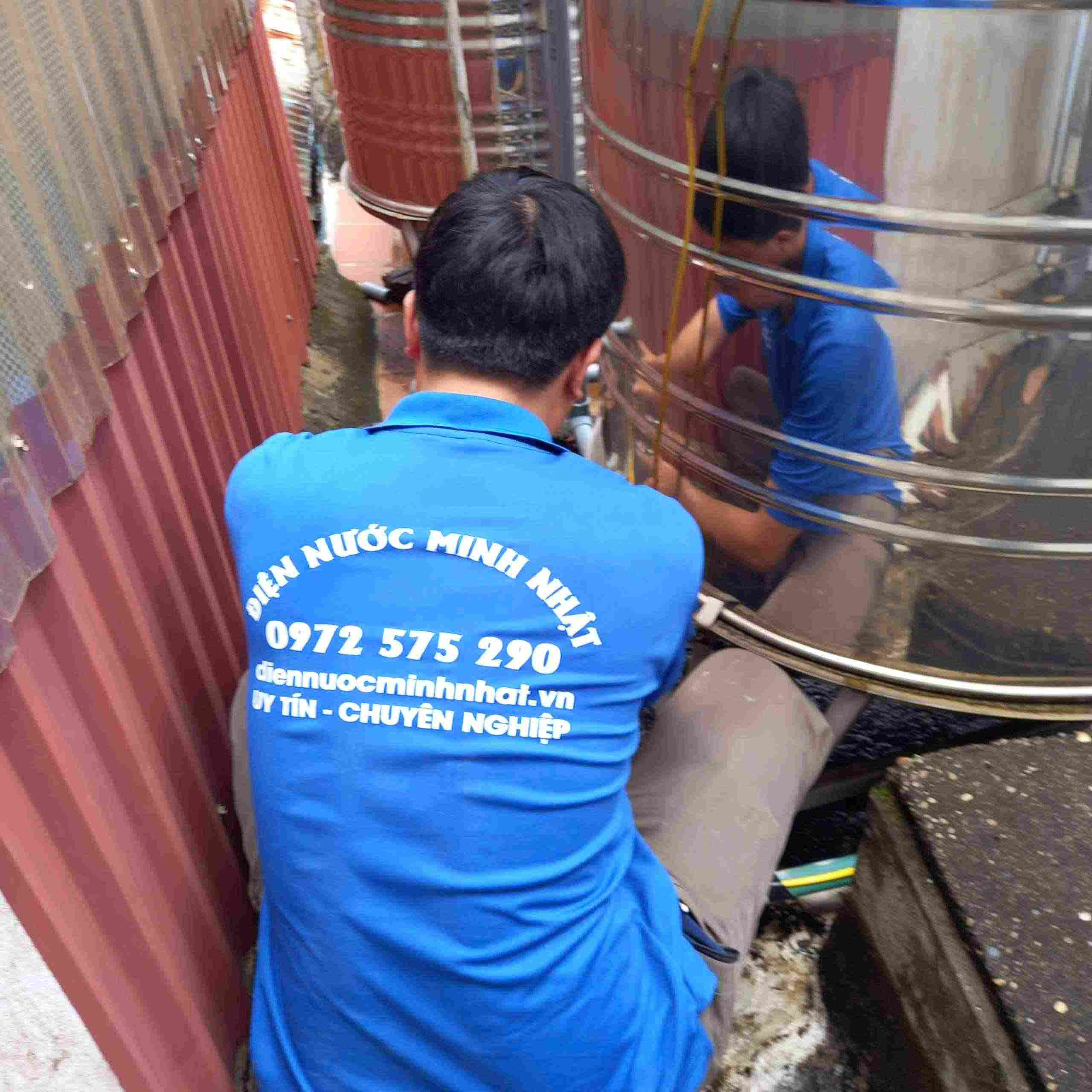 Thợ sửa chữa máy bơm nước tại Hà Nội
