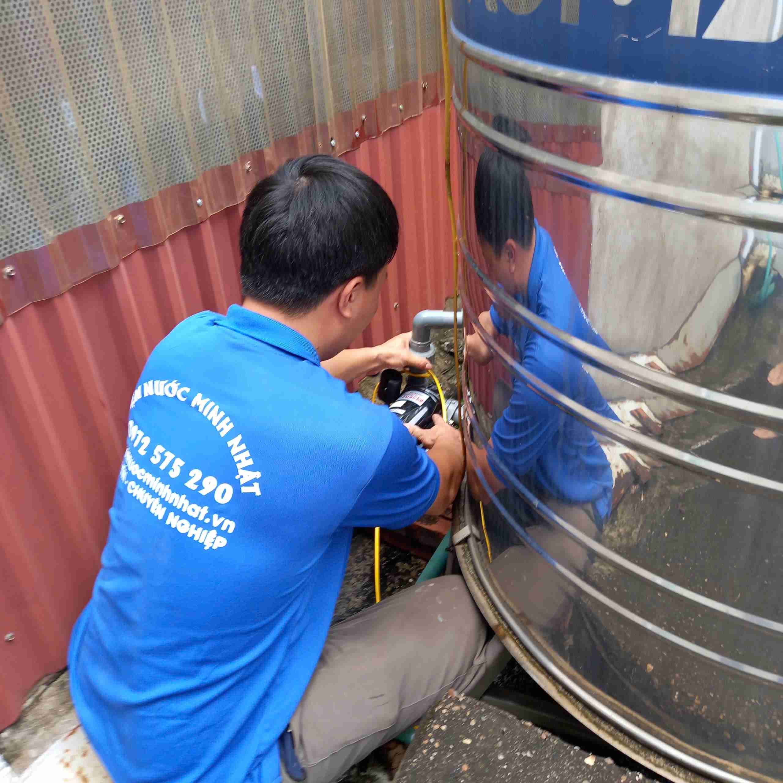 Thợ lắp đặt máy bơm nước tại Hà Nội