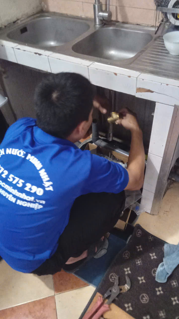 Thợ sửa chữa chậu rửa bát bị rò rỉ nước